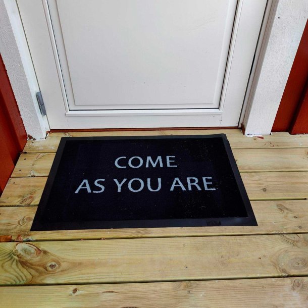 "Come as you are" drmtte, i lkkert slidstrk nylon og pvc materiale - 45 x 75 cm.