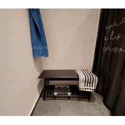 Sort lille bnk til entren NOBLE - inklusiv hynde og strop 