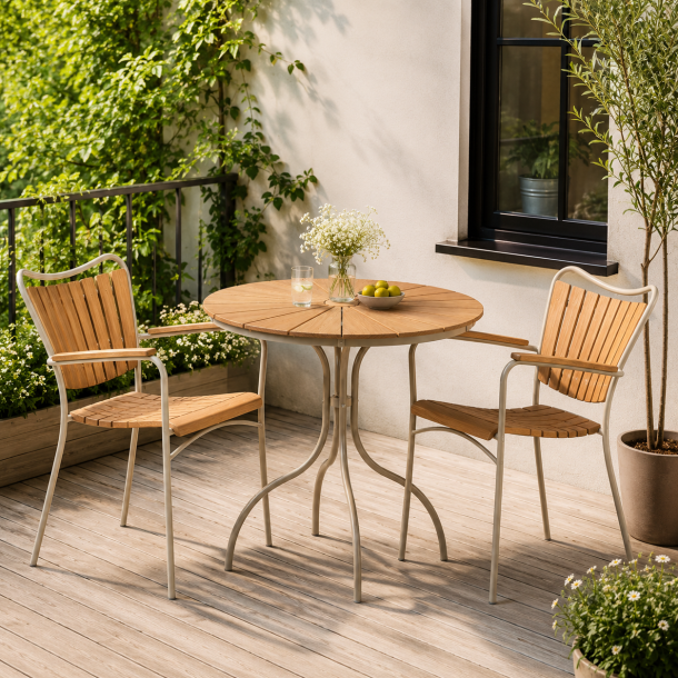 Ella caf�s�t med elegant �80 cm caf�bord og 2 stabelbare havestole i sandfarvet aluminium og gold teak - Perfekt til altanen eller mindre terrasser