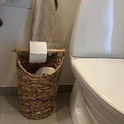 Charmerende og alsidig kurv med toiletrulleholder i akacietr� og vandhyacint 