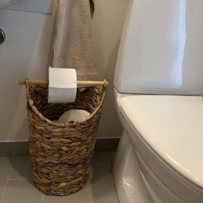 Charmerende og alsidig kurv med toiletrulleholder i akacietr� og vandhyacint 