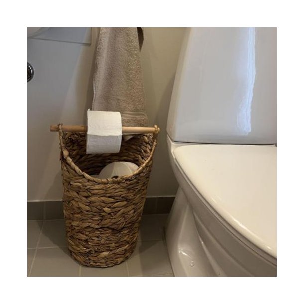 Charmerende og alsidig kurv med toiletrulleholder i akacietr� og vandhyacint 