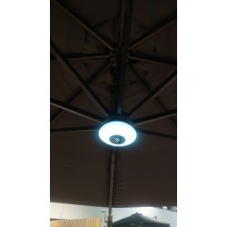 Hngeparasol med lys som lades op af solceller. Vandtt rund : 3.5 m. Farve: antracit Model: Torben