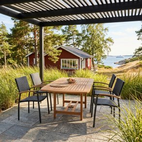 Era terrassset f�r 4-8 personer med svarta stolar i UV-beskyddad polyrotting