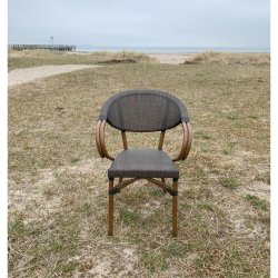 Vedligeholdelsesfrit cafest. Bestende af bord i sort nonwood + 2 stabelstol i brun/bambus look