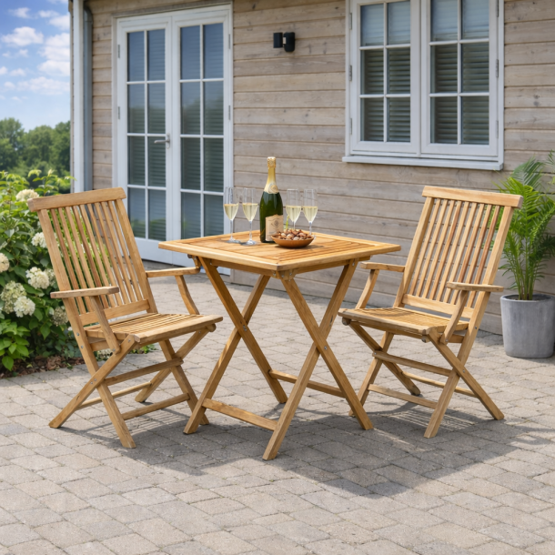 Kaf�set i silver teak med f�llbord och 2 st. hopf�llbara stolar med armst�d. Modell Bali.