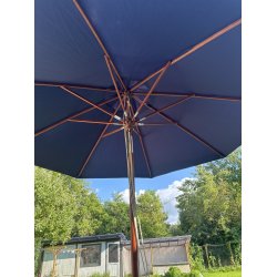 100 % vandtt Parasol m/2-delt stok. : 3M.  Vlg farve + Dug har UV30+ solbeskyttelse. Model: Nice