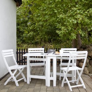 Hvidmalet butterflys�t med foldebord samt 4 foldestole - Alt i massiv mahogni - Model: Clarish