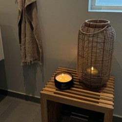 Stilfuld solcelledrevet lanterne i lysebrun PVC og metal til udendrs hygge