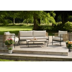 Komfortabelt vedligeholdelsesfrit loungest med sofa, to stole og bord