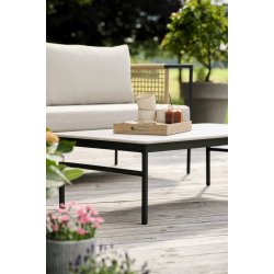 Komfortabelt vedligeholdelsesfrit loungest med sofa, to stole og bord