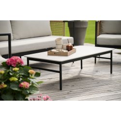 Komfortabelt vedligeholdelsesfrit loungest med sofa, to stole og bord