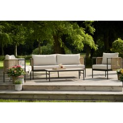 Komfortabelt vedligeholdelsesfrit loungest med sofa, to stole og bord