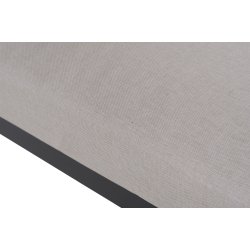 Komfortabelt vedligeholdelsesfrit loungest med sofa, to stole og bord