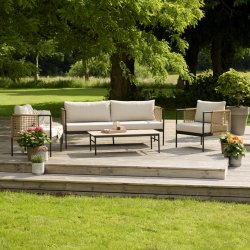 Komfortabelt vedligeholdelsesfrit loungest med sofa, to stole og bord