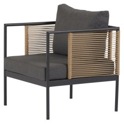 Komfortabelt vedligeholdelsesfrit loungest med sofa, to stole og bord