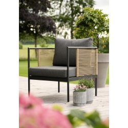 Komfortabelt vedligeholdelsesfrit loungest med sofa, to stole og bord