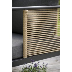 Komfortabelt vedligeholdelsesfrit loungest med sofa, to stole og bord