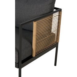 Komfortabelt vedligeholdelsesfrit loungest med sofa, to stole og bord