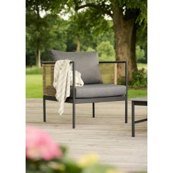 Komfortabelt vedligeholdelsesfrit loungest med sofa, to stole og bord