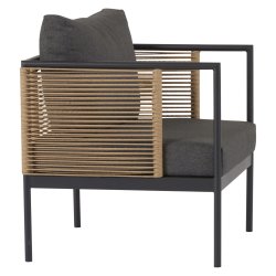 Komfortabelt vedligeholdelsesfrit loungest med sofa, to stole og bord