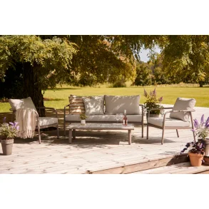 Indbydende og imponerende vedligeholdelsesfrit lounges�t med bord, sofa, og to stole inkl hynder