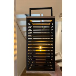 Lanterne med stribet beskyttelses net i metal og fyrretr 