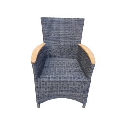 Familie st med 4 stole i UV-beskyttet polyrattan og bord i gold teak til 4-6 personer