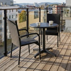 Mona caf�s�t med 2 Pisa stabelstole og bord �70 cm - vedligeholdelsesfrit og enkelt!
