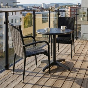 Mona caf�s�t med 2 Pisa stabelstole og bord �70 cm - vedligeholdelsesfrit og enkelt!