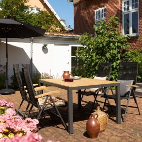 Rektangulrt terrassebord med teaktrs bordplade og robust alustel med plads til 4-6 pers.