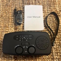 Multifunktionel ndradio med batteri, solceller, hndsving, powerbank og lygte  Sort