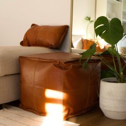 Pude i bffellder 35x65 cm. Findes i farverne: cognac og sort. 