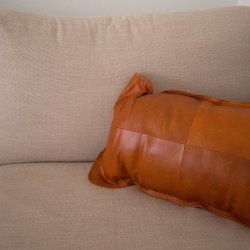 Pude i bffellder 35x65 cm. Findes i farverne: cognac og sort. 