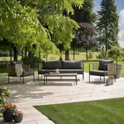 Komfortabelt vedligeholdelsesfrit loungest med sofa, to stole og bord