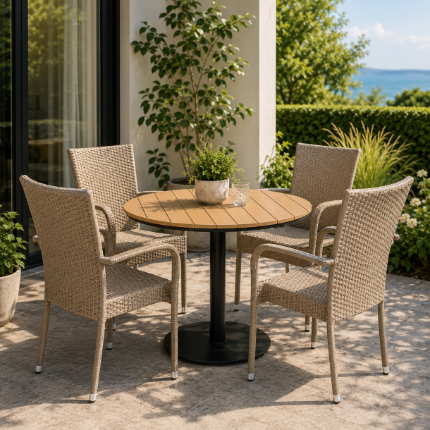 Viola vedligeholdelsesfrit havem�bels�t - Elegant rundt �113 cm havebord i polywood med teakfarvet askelook og 4 komfortable havestole i naturfarvet polyrattan