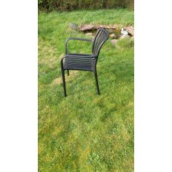 Vedligeholdelsesfrit Thea caf�s�t med 2 stabelbare stole - Bordet har justerbare f�dder - Perfekt til altan, terrasse eller have!