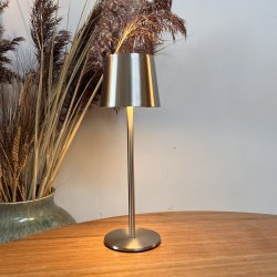 Genopladelig bordlampe m. touchknap - ledningsfri - 7 timer pr. opladning - V�lg farve!