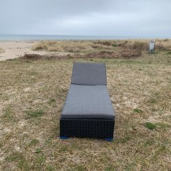 Solvogn i UV-beskyttet polyrattan sort inkl. lux hynde gr. med hjul. 100 % vedligeholdelsesfri