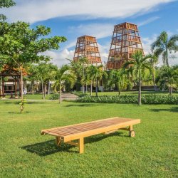 Solvogn i silver teak med hjul. 200 cm lang. Let at flytte rundt med