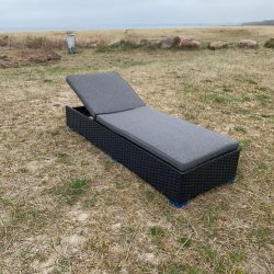 Solvogn i UV-beskyttet polyrattan sort inkl. lux hynde gr. med hjul. 100 % vedligeholdelsesfri