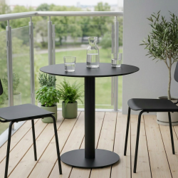 Vedligeholdelsesfrit caf�s�t med lille, rundt bord og 2 Victoria havestole i off-white