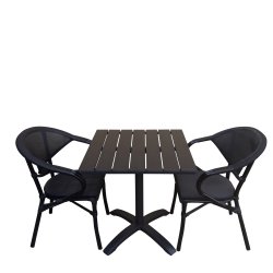 Vedligeholdelsesfrit cafest. Bestende af bord i sort nonwood + 2 stabelstol i brun/bambus look
