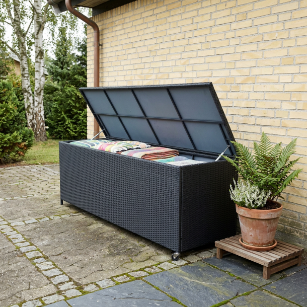 100% vandt�t Louise hyndeboks til solvognshynder i UV-beskyttet polyrattan med hjul. V�lg farve! Sort