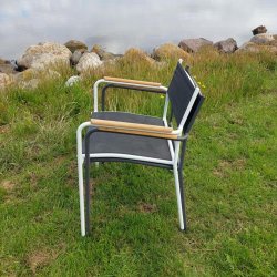 Roma stabelstol med teaktrs armln - vlg stellets farve