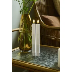 LED stagelys s�t � to styks  med "riller"- elektrisk alternativ til stearinlys - 22 cm h�j.