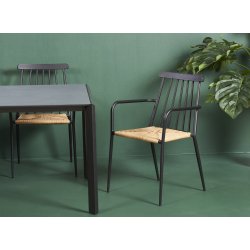 Sort Medea mbelst. bestende af beton bord + 6 stabelstole i design. Indendrs og udendrs brug