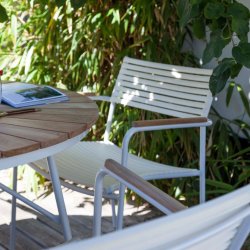 Parma klassisk stapelstol med lameller och teak armstd