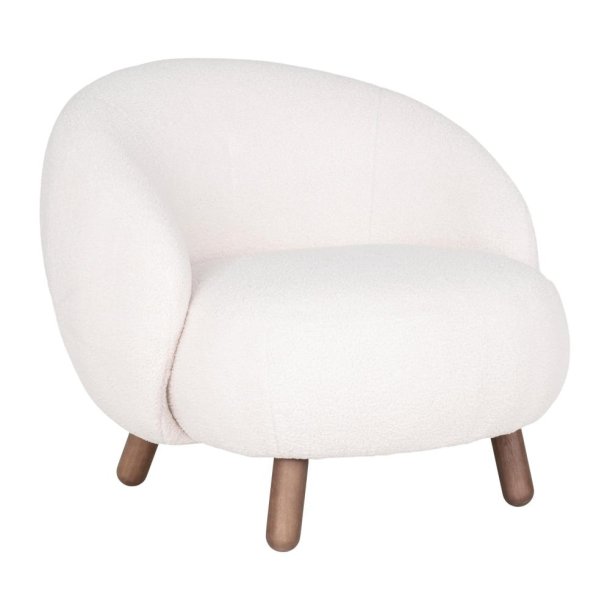 Hyggelig lnestol i hvidt kunstigt lammeskind med brune ben - Model: Savona