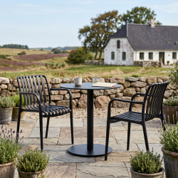Vedligeholdelsesfrit Thea caf�s�t med 2 stabelbare stole - Bordet har justerbare f�dder - Perfekt til altan, terrasse eller have!